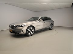 BMW i5 Touring - eDrive40 | LED | HUD | Sportstoelen | Stoelverwarming | DAB | Bowers & Wilkins sound | Alu