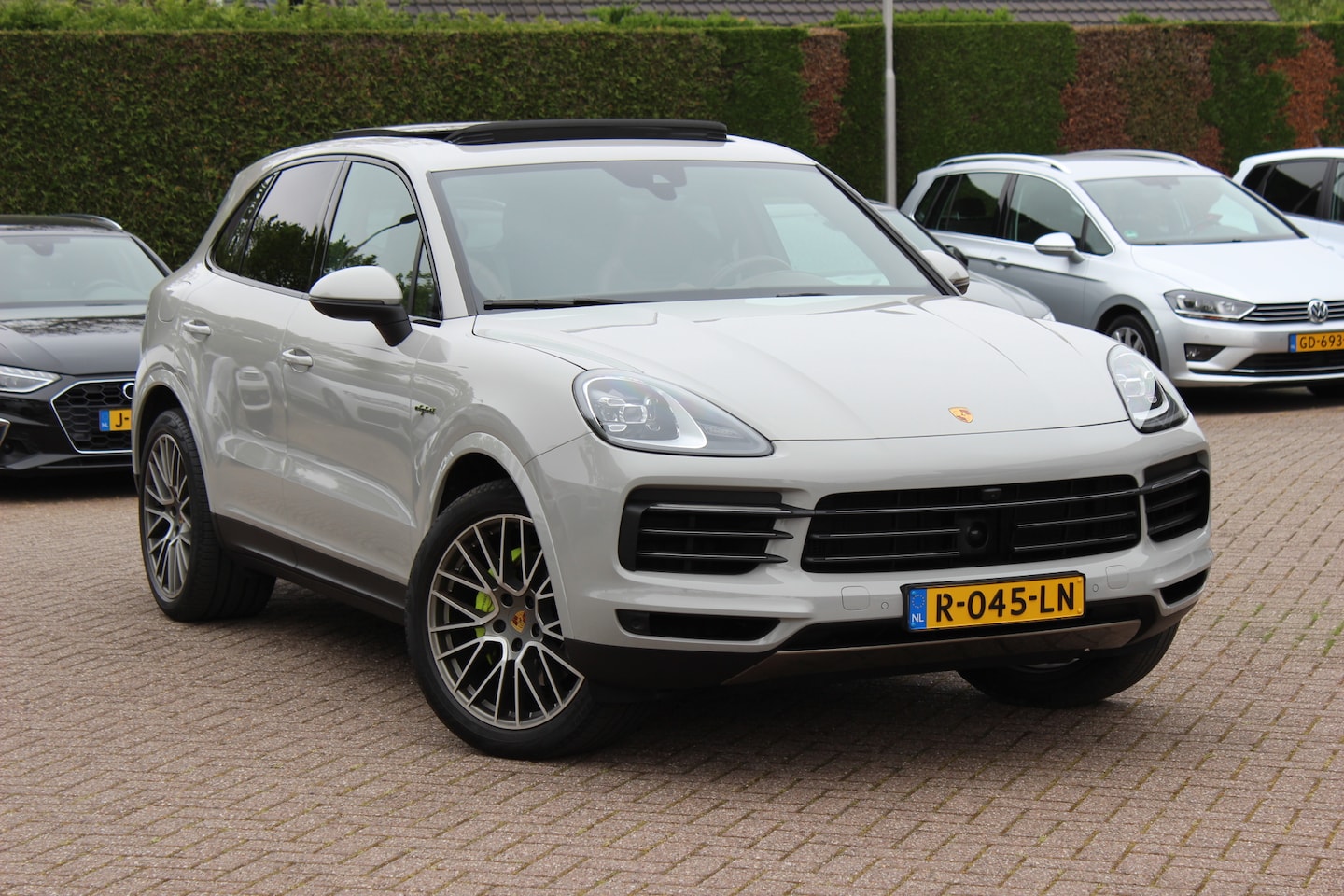 Porsche Cayenne - 3.0 E-Hybrid Platinum Edition 50.463 km! / Trekhaak / Panoramadak / 360Camera / Bruin Lede - AutoWereld.nl