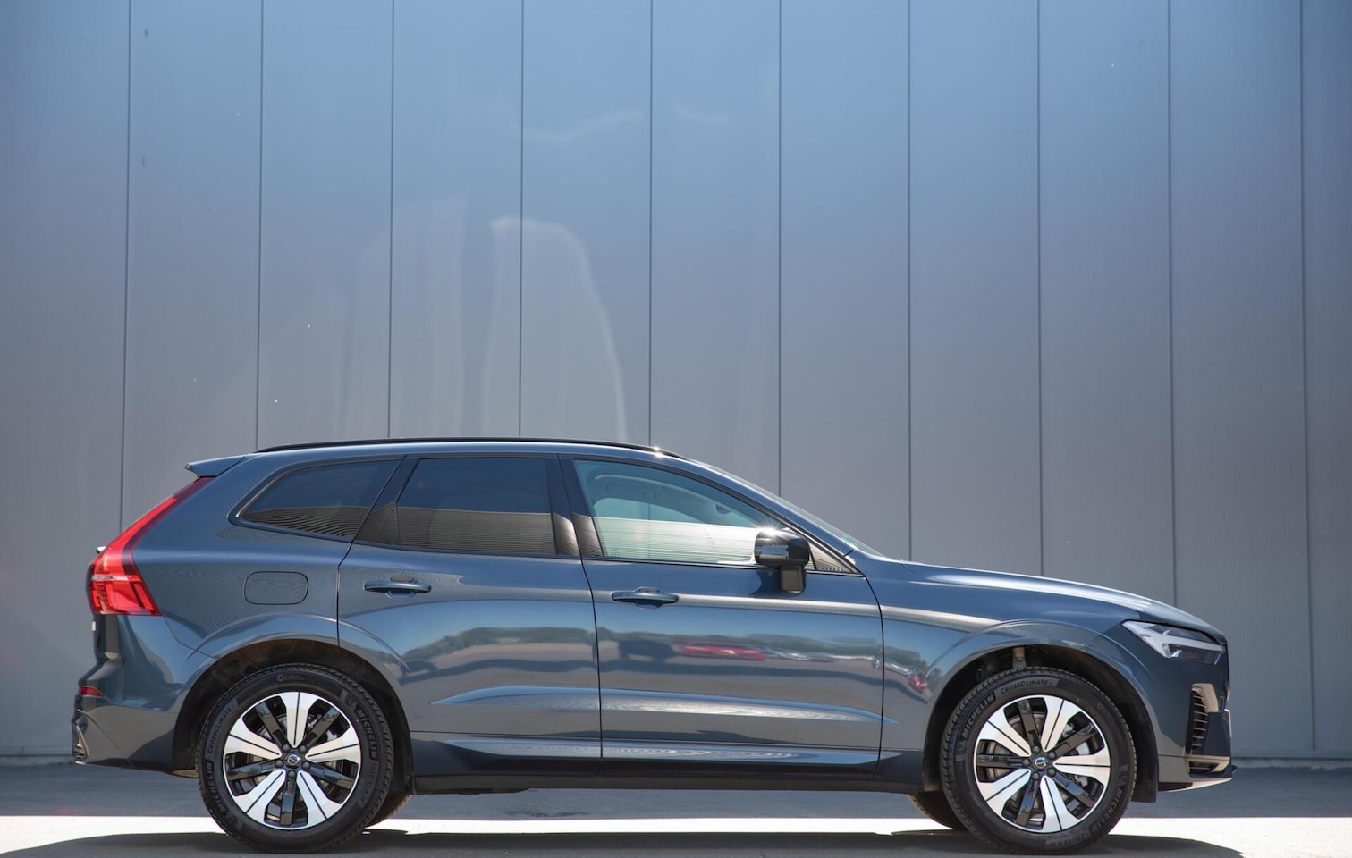 Volvo XC60 - 2.0 T6 Plug-in hybrid AWD Plus Dark Panorama H/K Audio - AutoWereld.nl