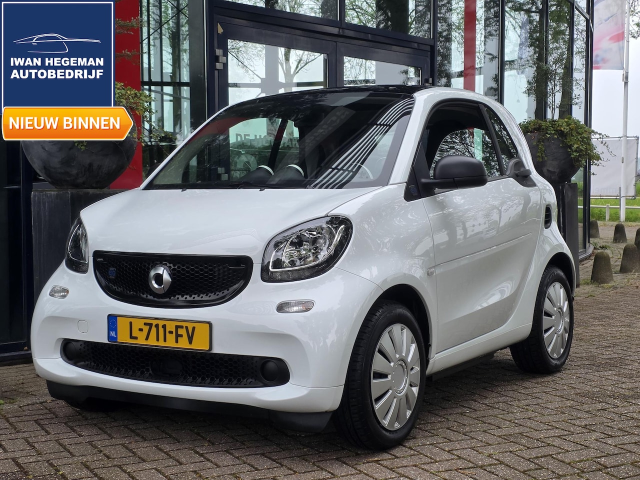 Smart Fortwo - EQ Essential 18 kWh | SOH 89% | Climate Control | Navigatie | Cruise Control | Electr. ram - AutoWereld.nl