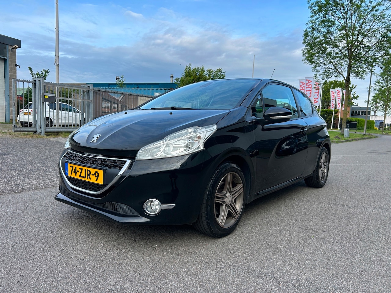 Peugeot 208 - 1.2 VTi Envy Navi/Pdc/Bluetooth/Cruise/Clima - AutoWereld.nl