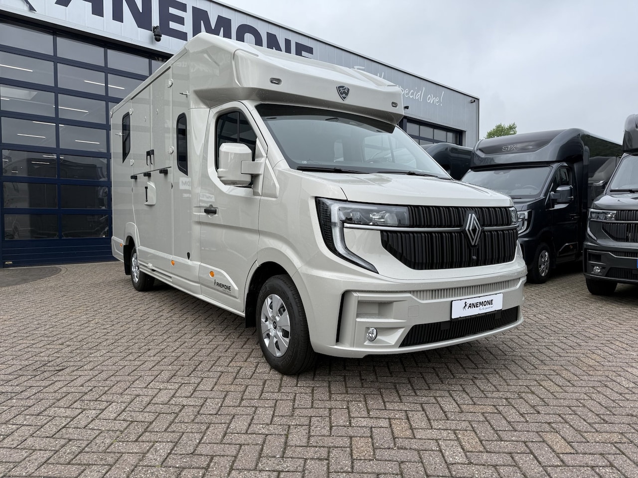 Renault Master - MTM S5L Renault Master Automaat ZF 9 versnellingen paardenwagen, dubbelcabine, pro-safety. - AutoWereld.nl