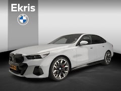 BMW 5-serie - Sedan 520d | M-Sportpakket | LED | Leder | HUD | Trekhaak | Schuifdak | Active cruise | DA