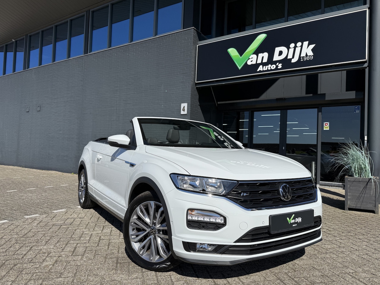 Volkswagen T-Roc Cabrio - 1.5 TSI R-Line Navi Camera Trekhaak Stuur/Stoelverw.Virt.Cockpit - AutoWereld.nl
