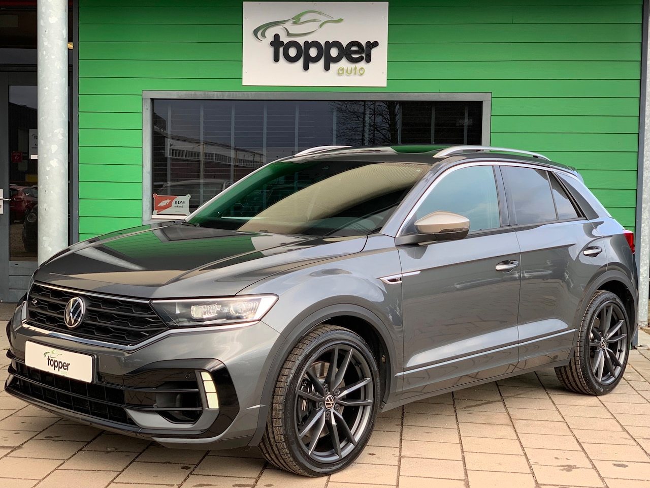 Volkswagen T-Roc - 2.0 TSI 4Motion R 300PK|BomVol!|Pano|Leer|Keyless| - AutoWereld.nl