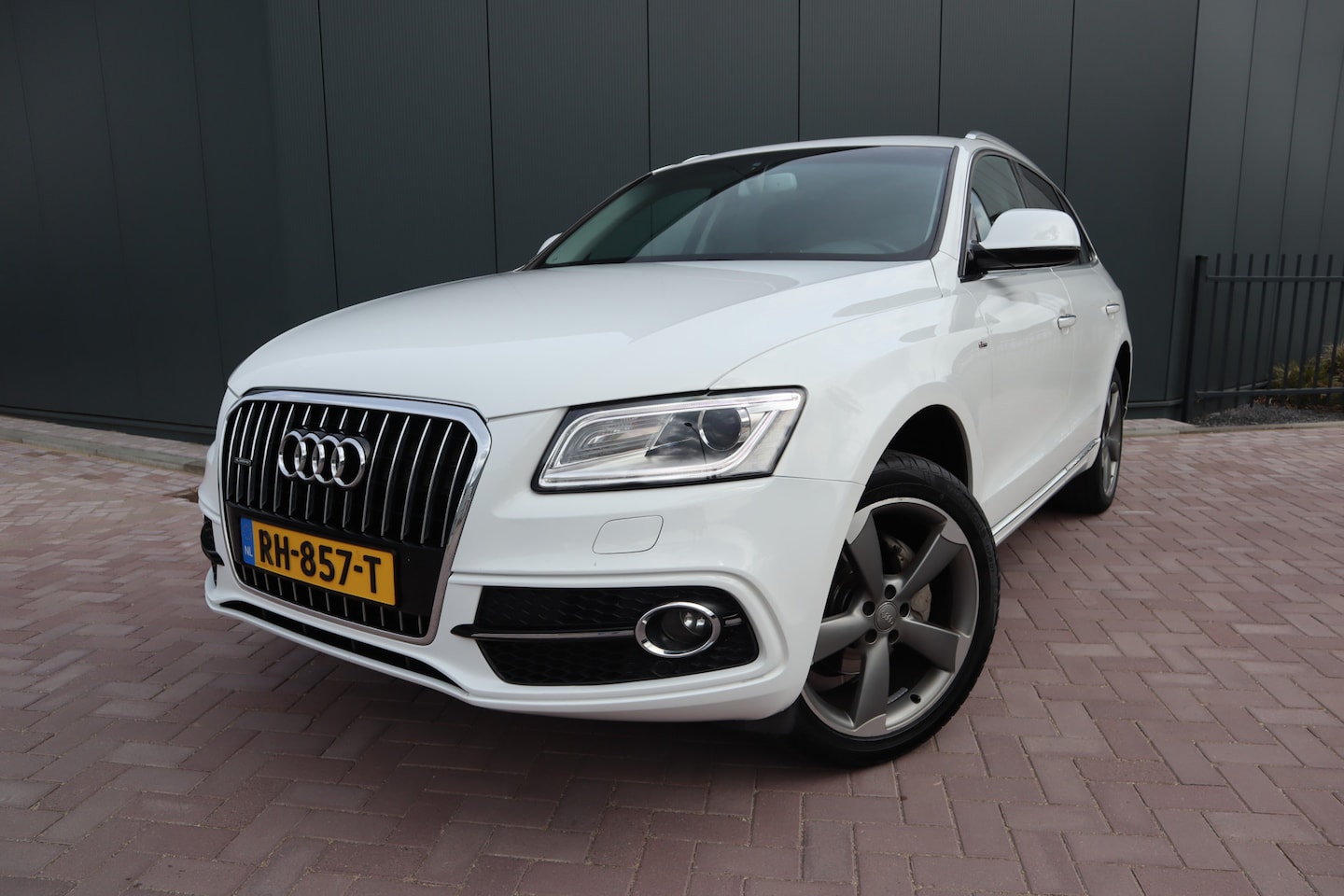 Audi Q5 - 2.0 TFSI quattro Pro/S Line Plus Panoramadak Leder Camera 20 Inch Velgen  Etc. Etc. - AutoWereld.nl