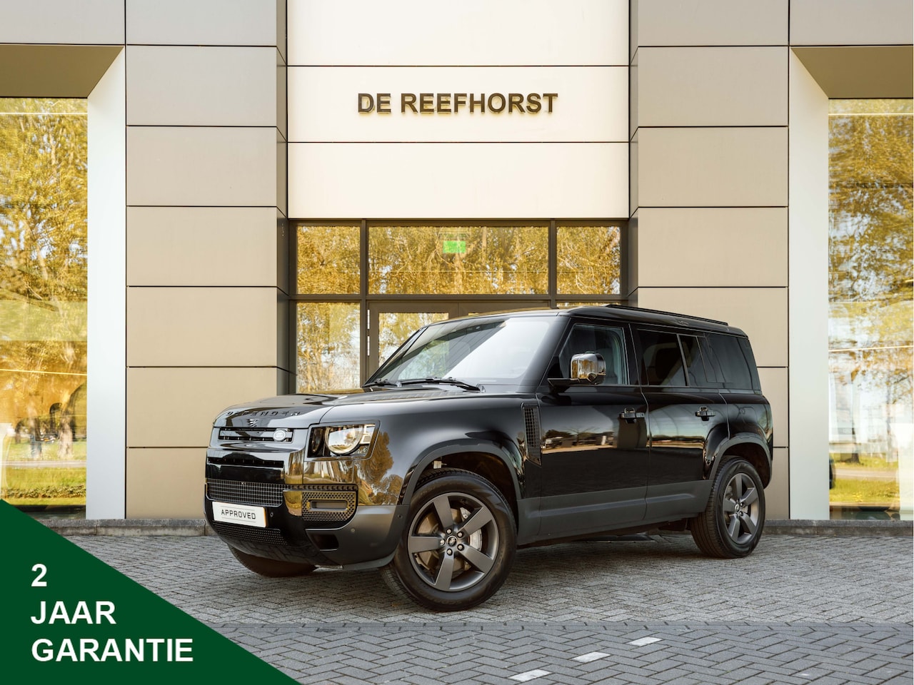 Land Rover Defender 110 - 2.0 P300e 110 S | Gloss Black Pack | Koelbox | 20" Style 5098 Satin Dark Grey | Afneembare - AutoWereld.nl
