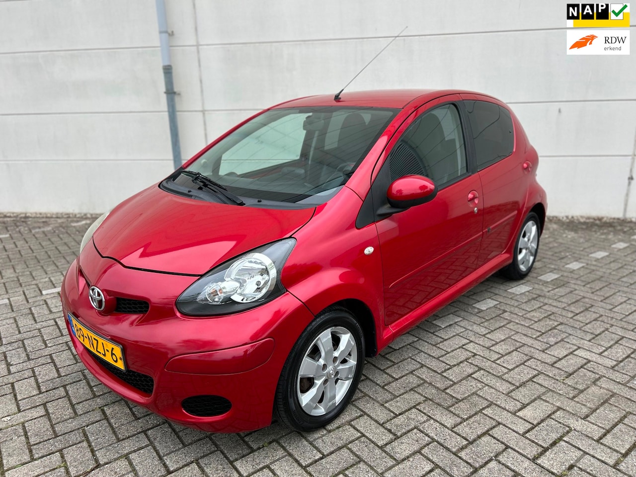 Toyota Aygo - 1.0-12V Aspiration Red Navigator Airco NL-Auto Apk 03-2027 - AutoWereld.nl