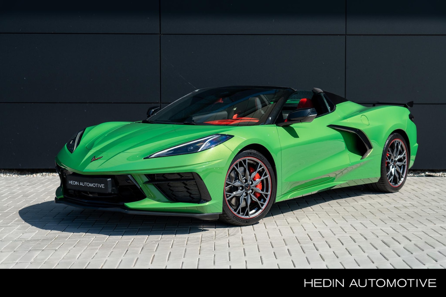 Corvette C8 - Stingray Convertible 3LT Magnetic Ride | asymmetrisch Leder | Front Lift | Rode accenten | - AutoWereld.nl