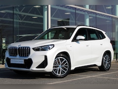 BMW X1 - xDrive25e M Sport Automaat / M Adaptief onderstel / Sportstoelen / Comfort Access / Achter