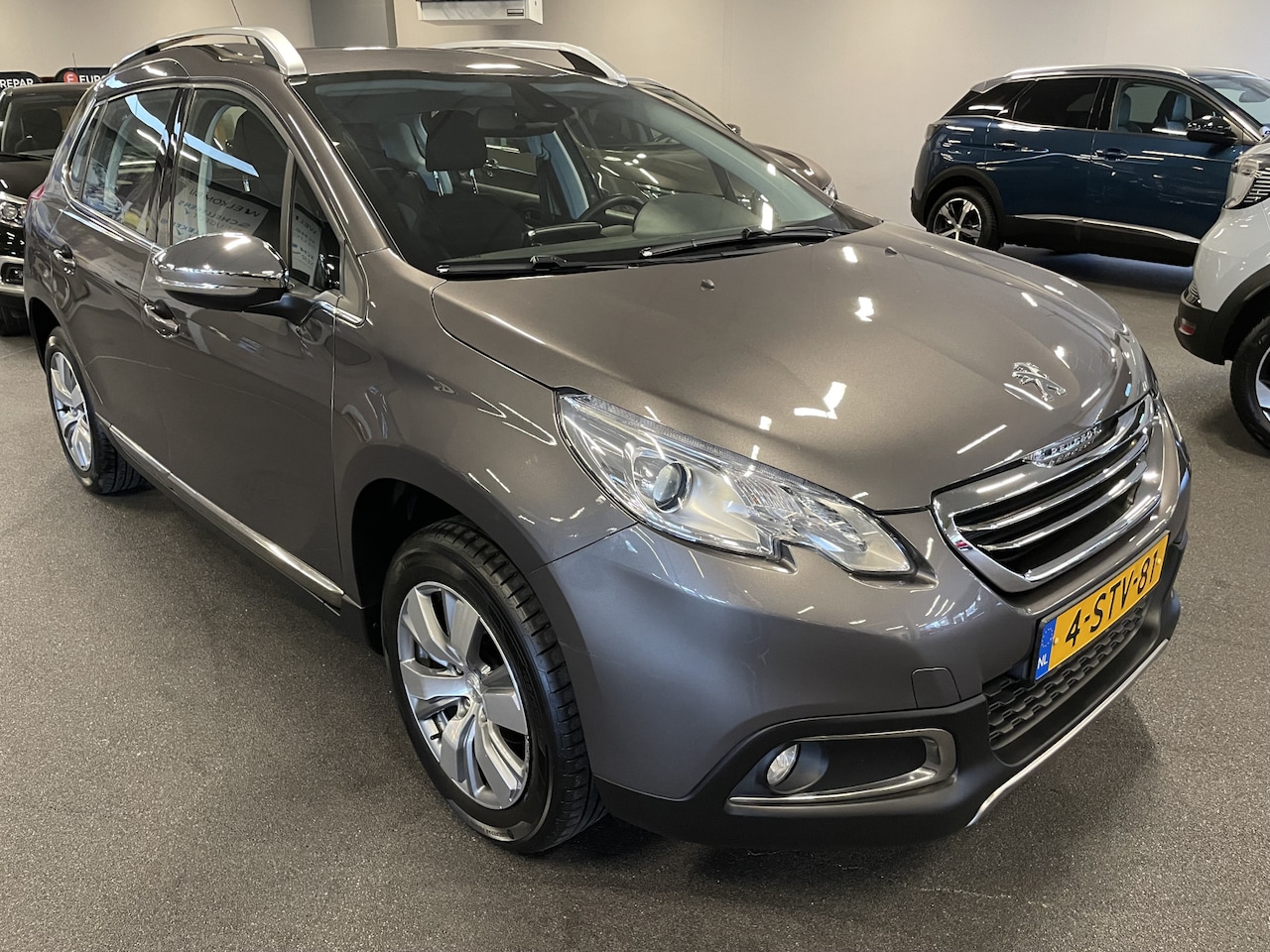 Peugeot 2008 - 1.2 VTi Allure NAVIGATIE-CLIMATE CONTROL-PARKEERSESNOREN-TREKHAAK - AutoWereld.nl