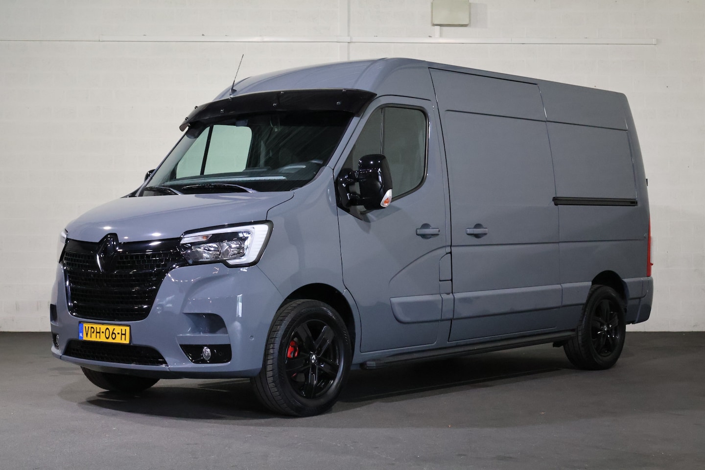Renault Master - 2.3 dCi 180pk L2 H2 Black Edition - AutoWereld.nl