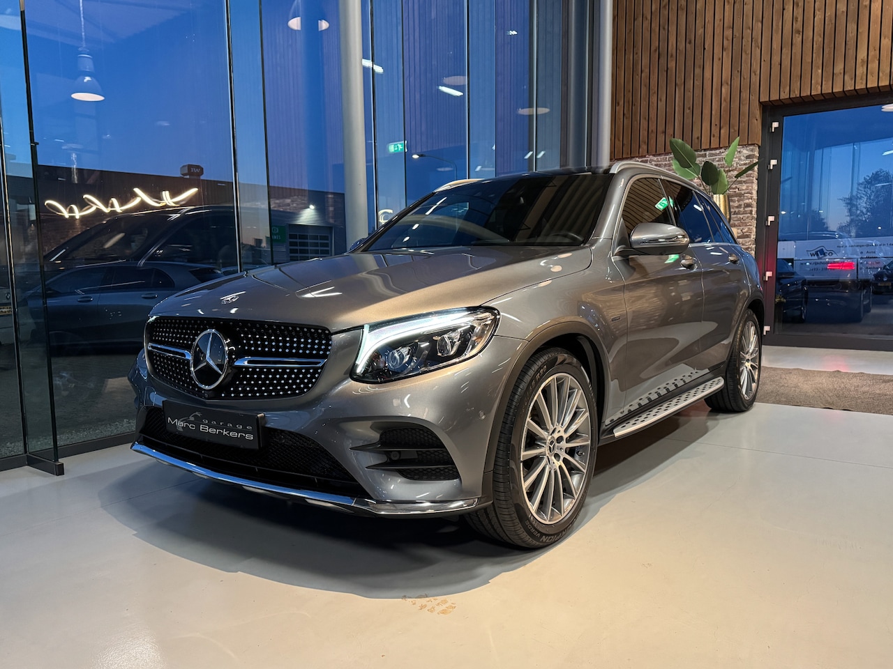 Mercedes-Benz GLC-klasse - 350e 4MATIC AMG Pano, trekhaak, Burmester, memory - AutoWereld.nl