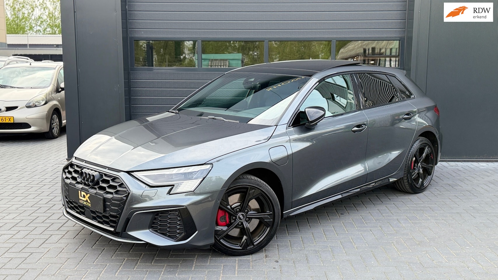 Audi A3 Sportback - 45 TFSI e S edition Competition Matrix|18"|Camera|Pano - AutoWereld.nl