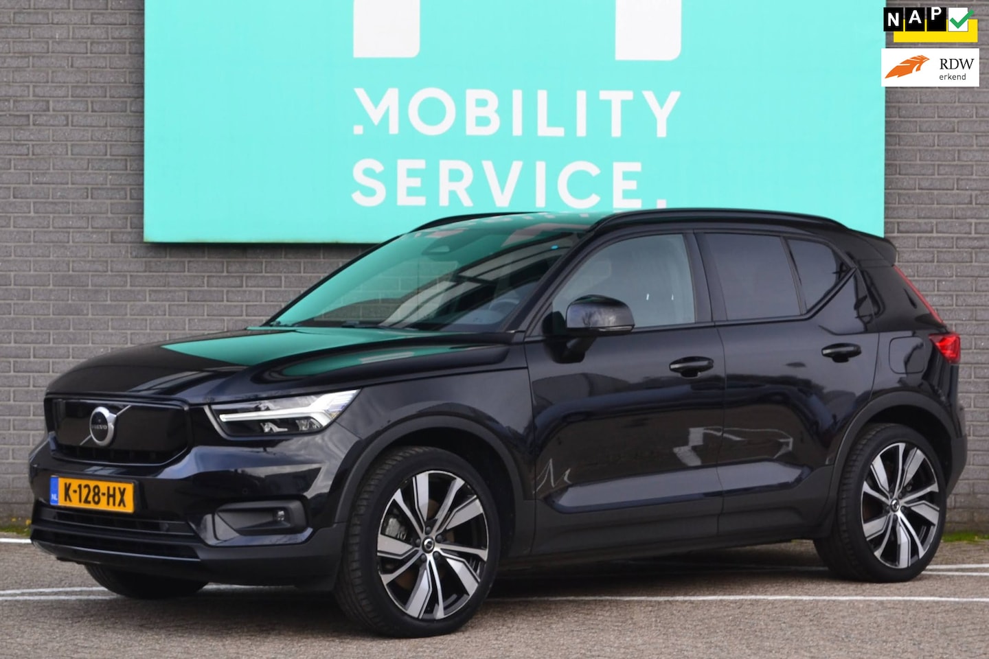 Volvo XC40 - Recharge P8 AWD R-Design SOH92% LED Trekhaak Cruise CarPlay Leder/ Alcan - AutoWereld.nl