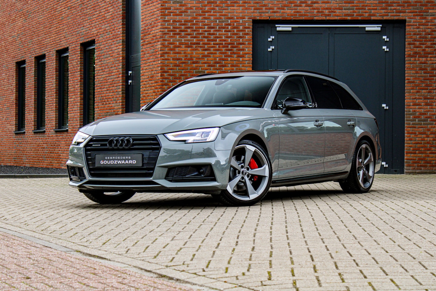 Audi A4 Avant - 2.0 TFSI Quattro 3x S line 252PK Black Edition | Quantumgrijs | Pano | Carbon | B&O | Mass - AutoWereld.nl