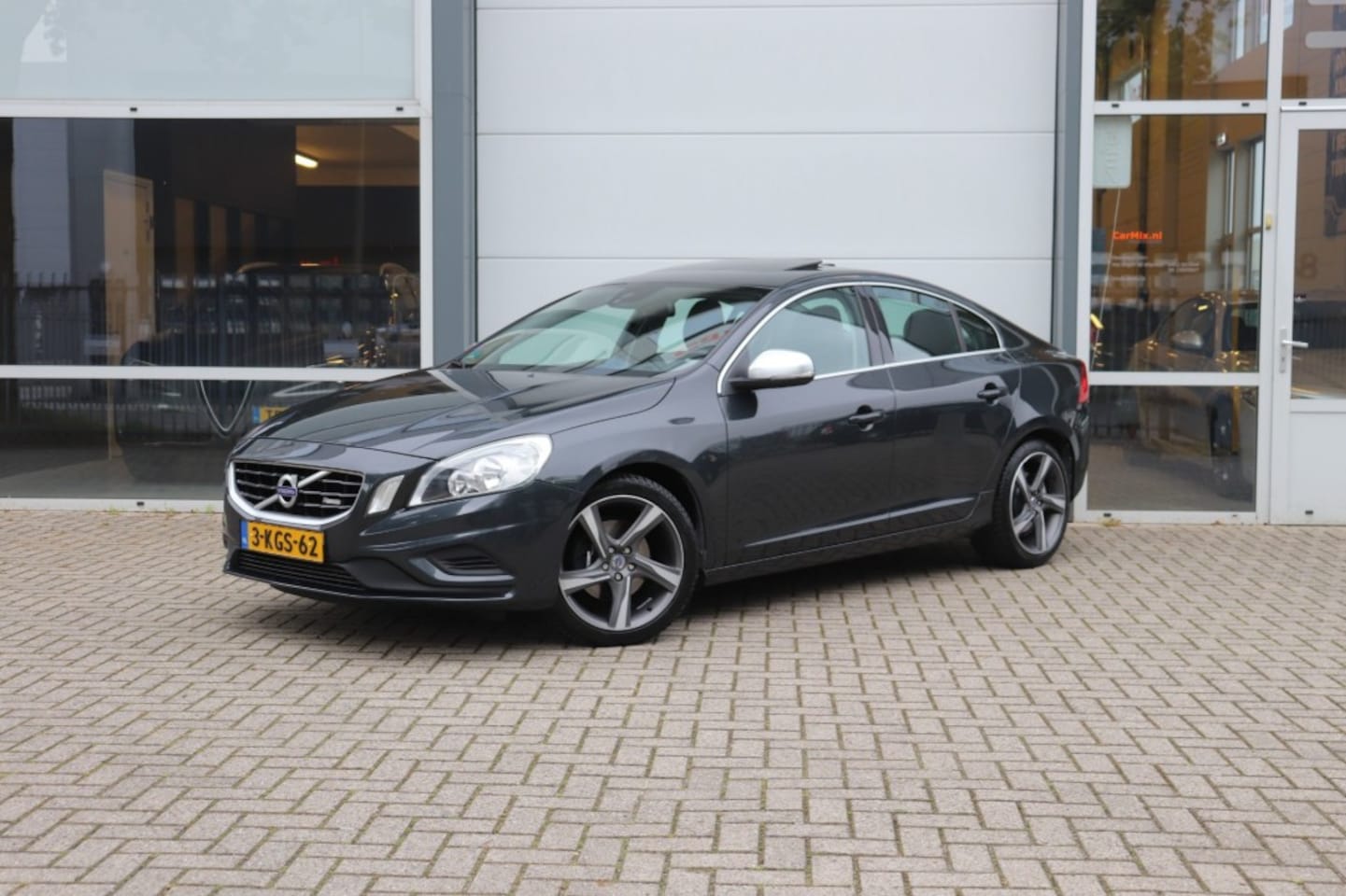 Volvo S60 - 1.6 T4 R-DESIGN AUT/ORIG.NL/1E EIG/DEALERONDERH./SCHUIFDAK - AutoWereld.nl