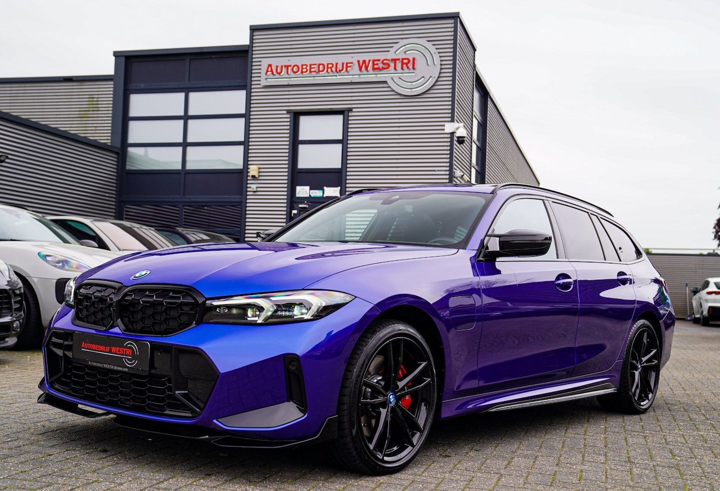 BMW 3-serie Touring - 330e xDrive M-pakket | Panorama | HuD | Sfeerverlichting | BMW LED | Camera | Portimao bla - AutoWereld.nl