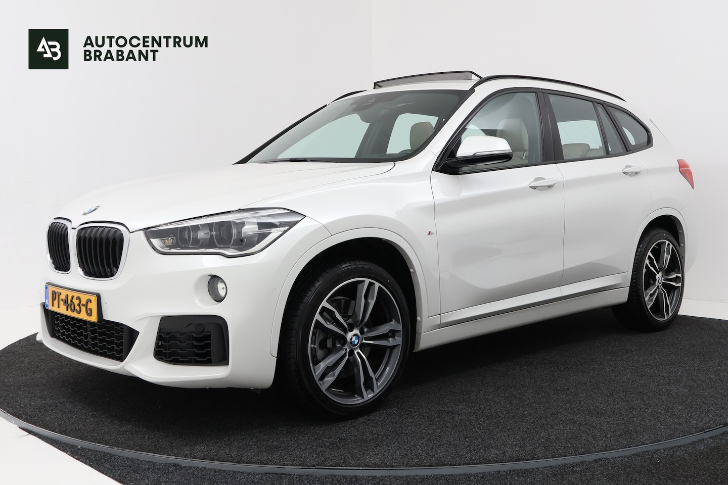 BMW X1 - SDrive20i High Executive M Sport (PANORAMADAK, M-PAKKET, HEAD-UP, STOELVERWARMING, DEALER - AutoWereld.nl