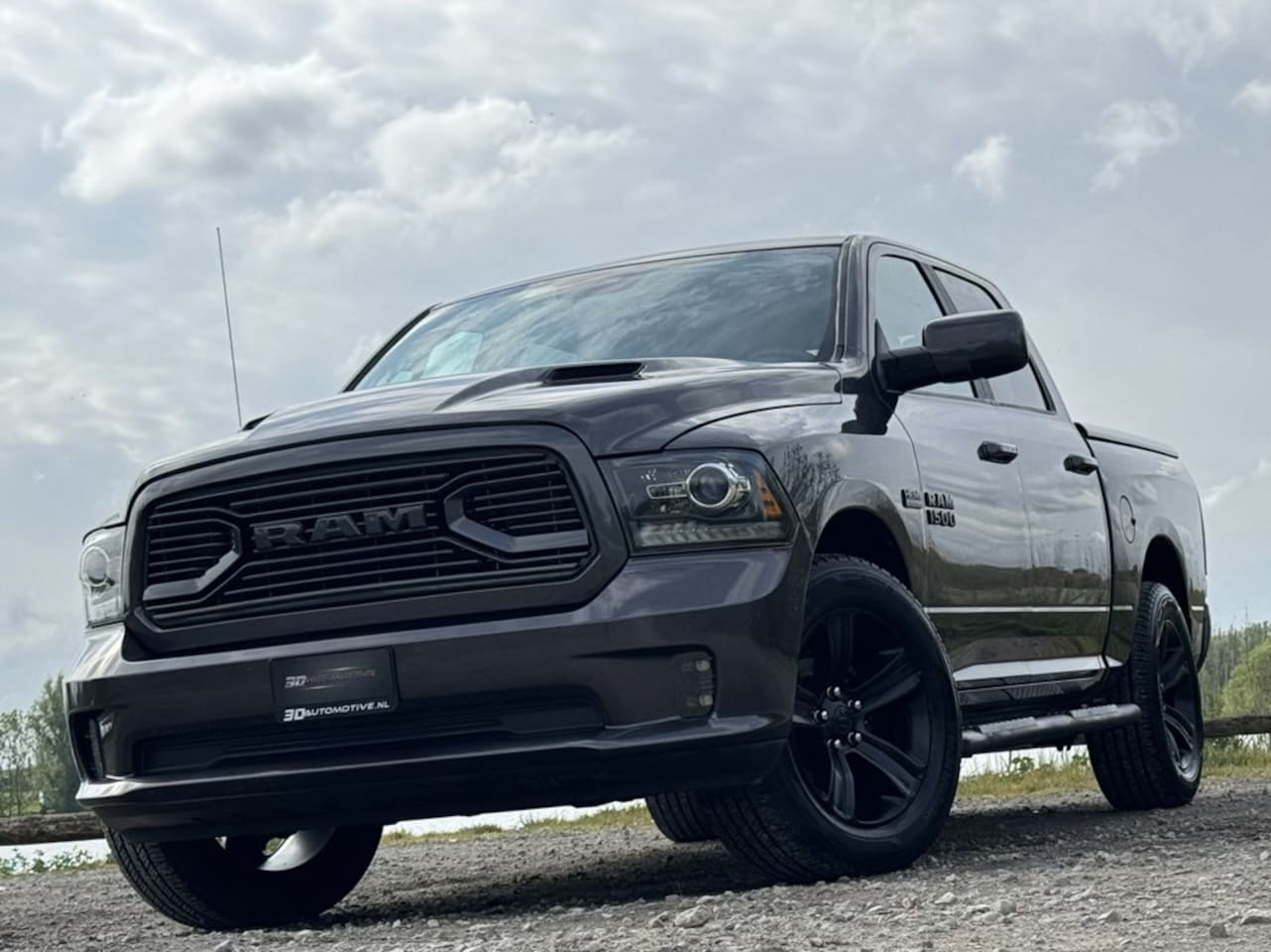Dodge Ram 1500 - Sport 5.7L V8, LAGE BIJTELLING, SUPER STAAT, VEEL EXTRA'S - AutoWereld.nl