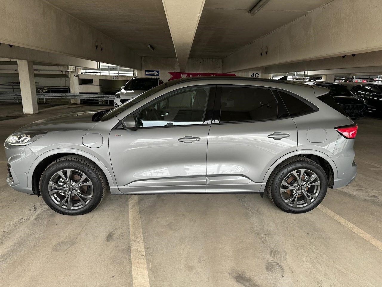 Ford Kuga - 2.5 PHEV ST-Line X ! NIEUW ! Pano / HuD / winterp. / LED / el klep / adapt.cruise - AutoWereld.nl