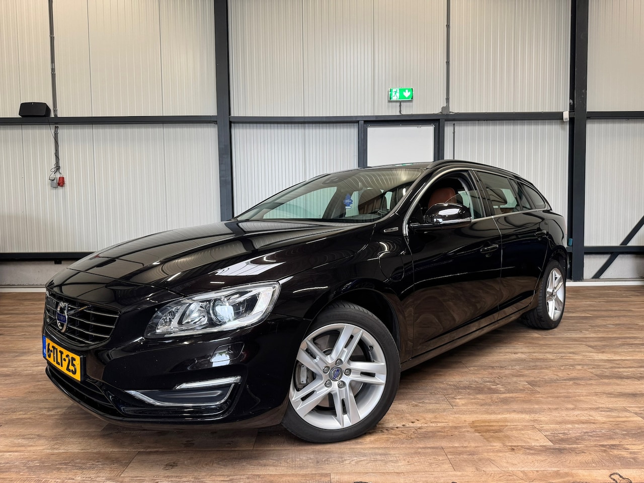 Volvo V60 - 2.4 D6 AWD / SUMMUM / AD. CRUISE / LEDER / ZEER NETTE STAAT - AutoWereld.nl
