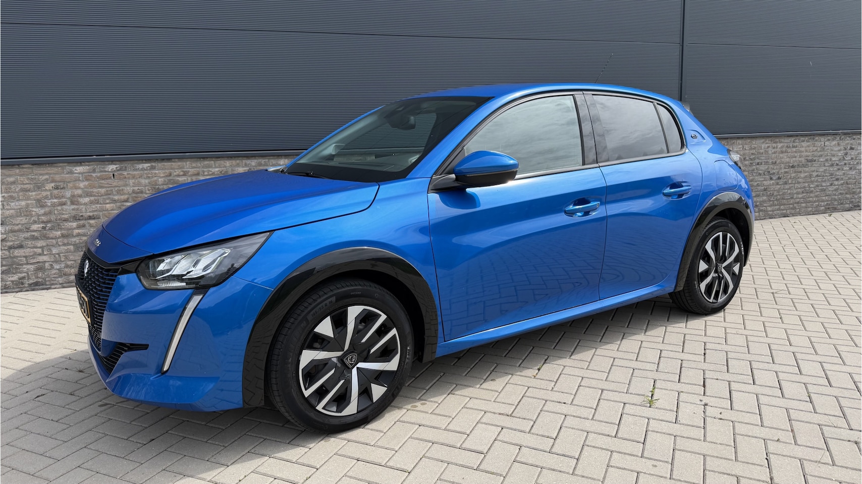 Peugeot e-208 - EV Allure 50 kWh SOH 91% / Camera / Navigatie / DAB - AutoWereld.nl