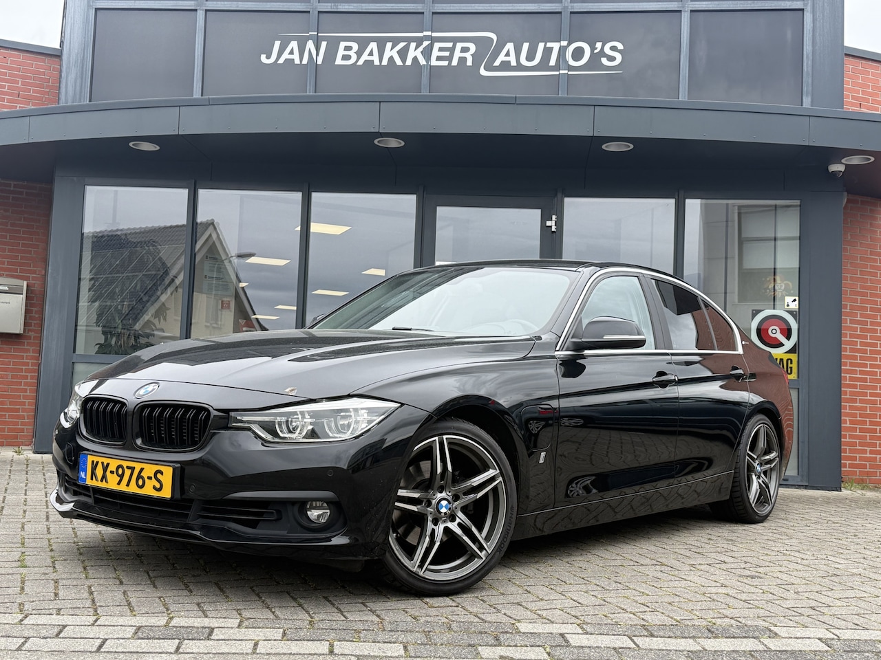 BMW 3-serie - 330e Executive ✅ 18inch ✅ Bluetooth ✅Perfect onderh ✅ Getint glas - AutoWereld.nl