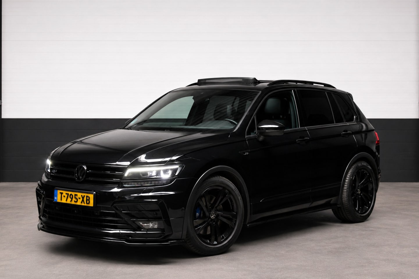 Volkswagen Tiguan - 1.5 TSI ACT Highline R l Clima Pano Camera - AutoWereld.nl