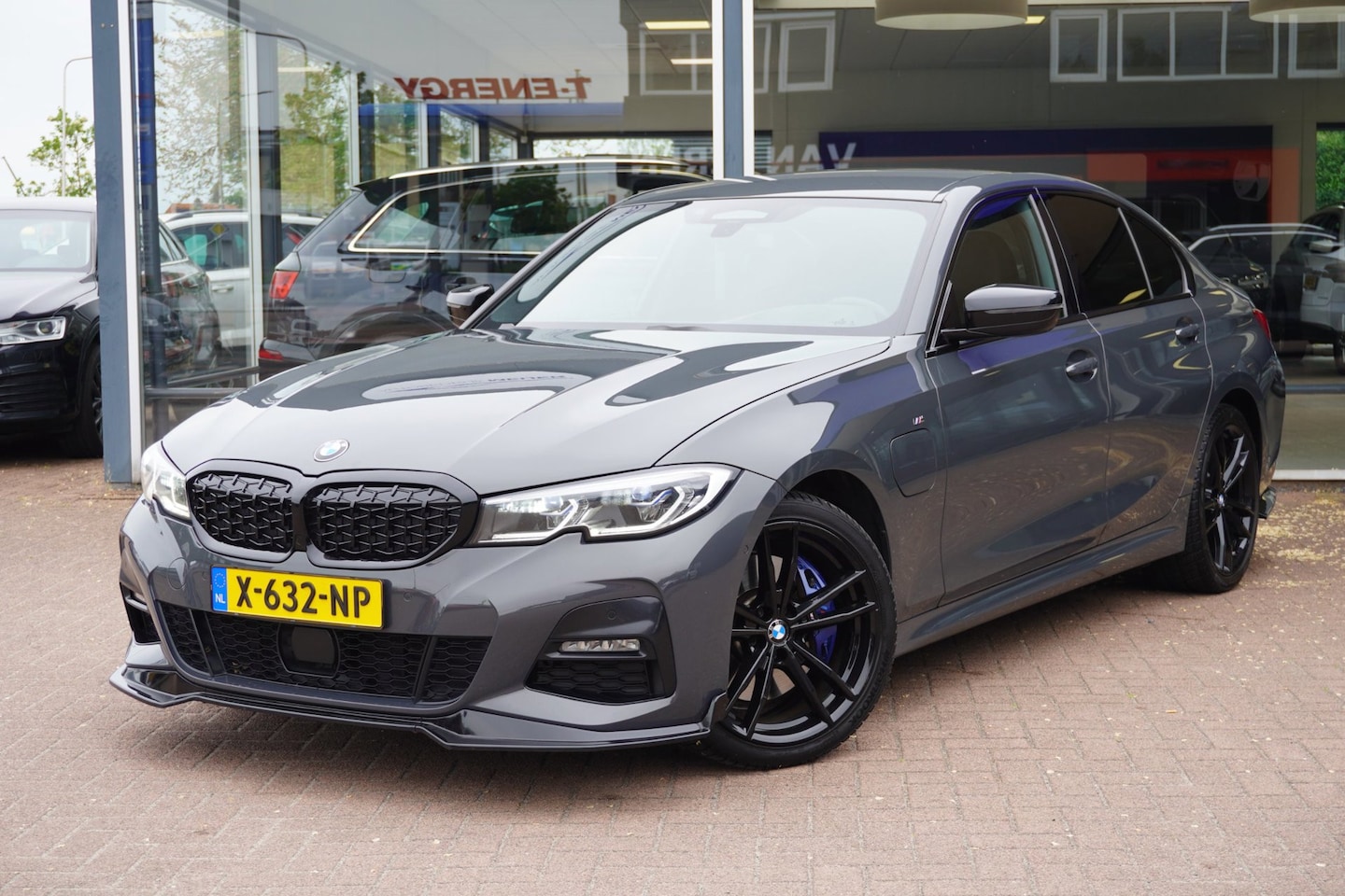 BMW 3-serie - 330e Automaat | M-Sport | Vol opties | Leder | LM velgen | M-Pakket | Inruil mogelijk - AutoWereld.nl
