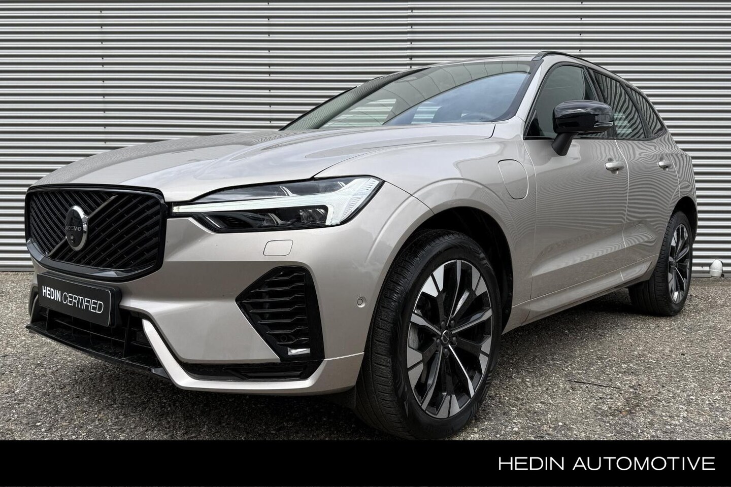 Volvo XC60 - T6 Plug-in hybrid AWD Ultra Dark | Head-up | 20 ich LM | 360 Camera | Trekhaak |  Keyless - AutoWereld.nl