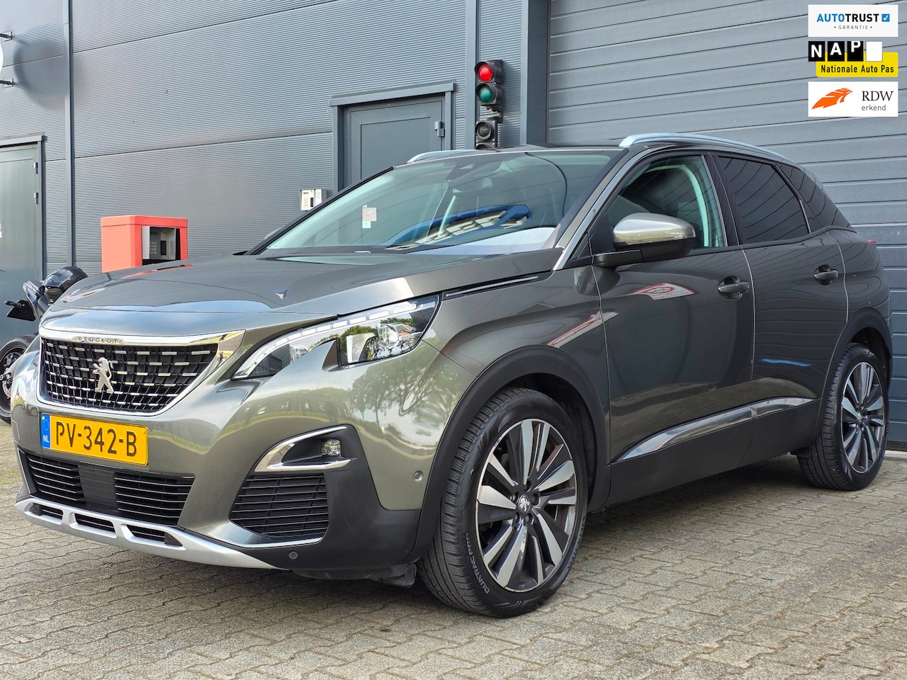 Peugeot 3008 - 1.2 PureTech Blue Lease Premium / NIEUWE DISTRIBUTIERIEM + ONDERHOUDSBEURT !!! - AutoWereld.nl