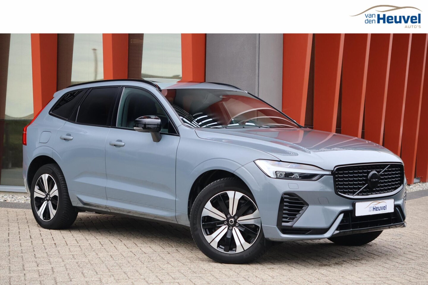 Volvo XC60 - T6 Recharge AWD Plus Dark | Longe Range | Stoelverwarming | Trekhaak | Parkeercamera | BLI - AutoWereld.nl