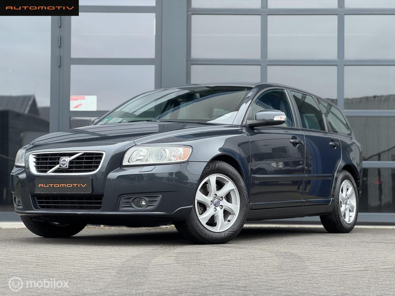 Volvo V50 - 2.4 Momentum TREKHAAK / NAP / AUTOMAAT - AutoWereld.nl