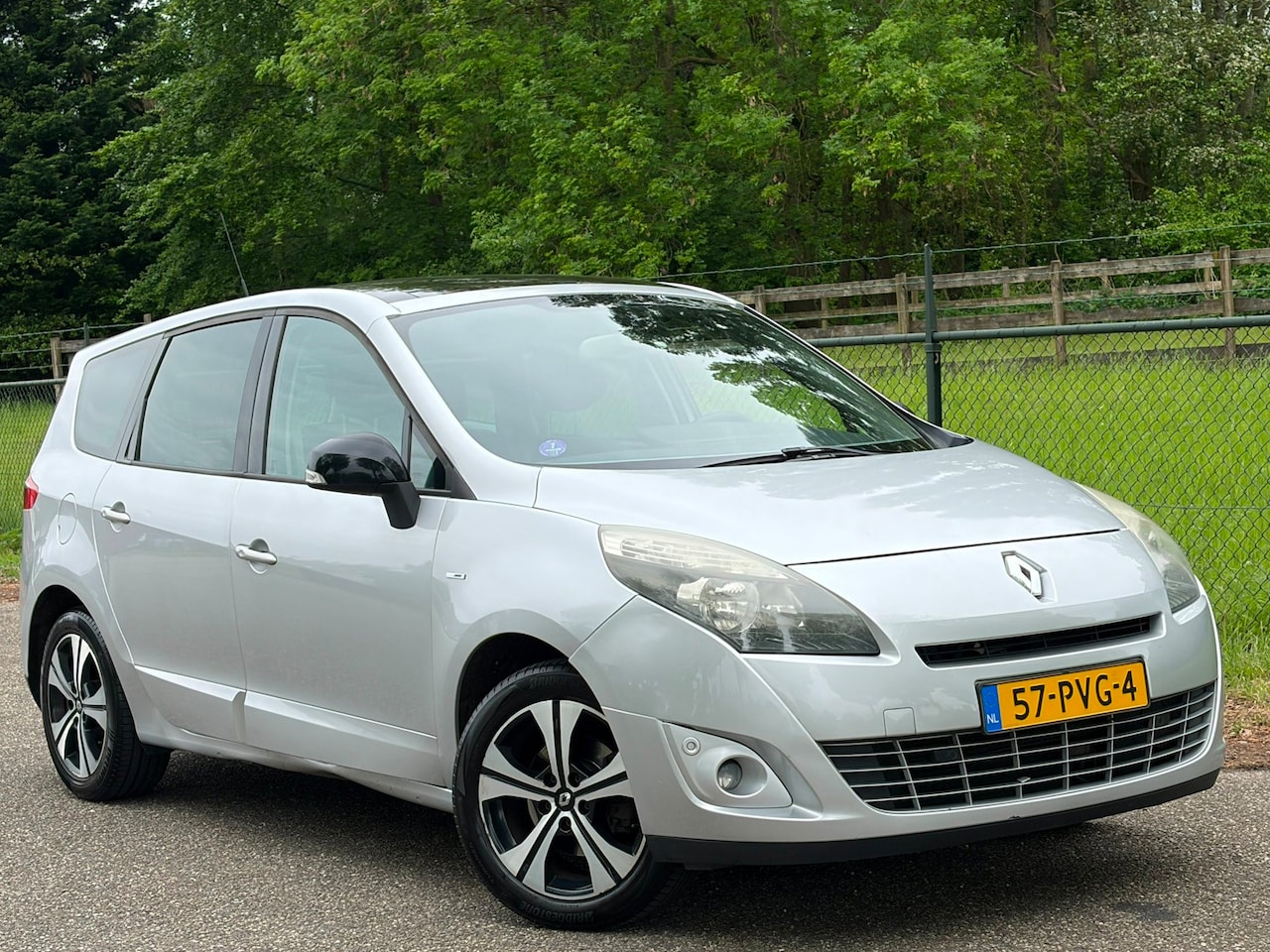 Renault Grand Scénic - 2.0 Bose /Automaat/Pano/Navi/Camera/ - AutoWereld.nl