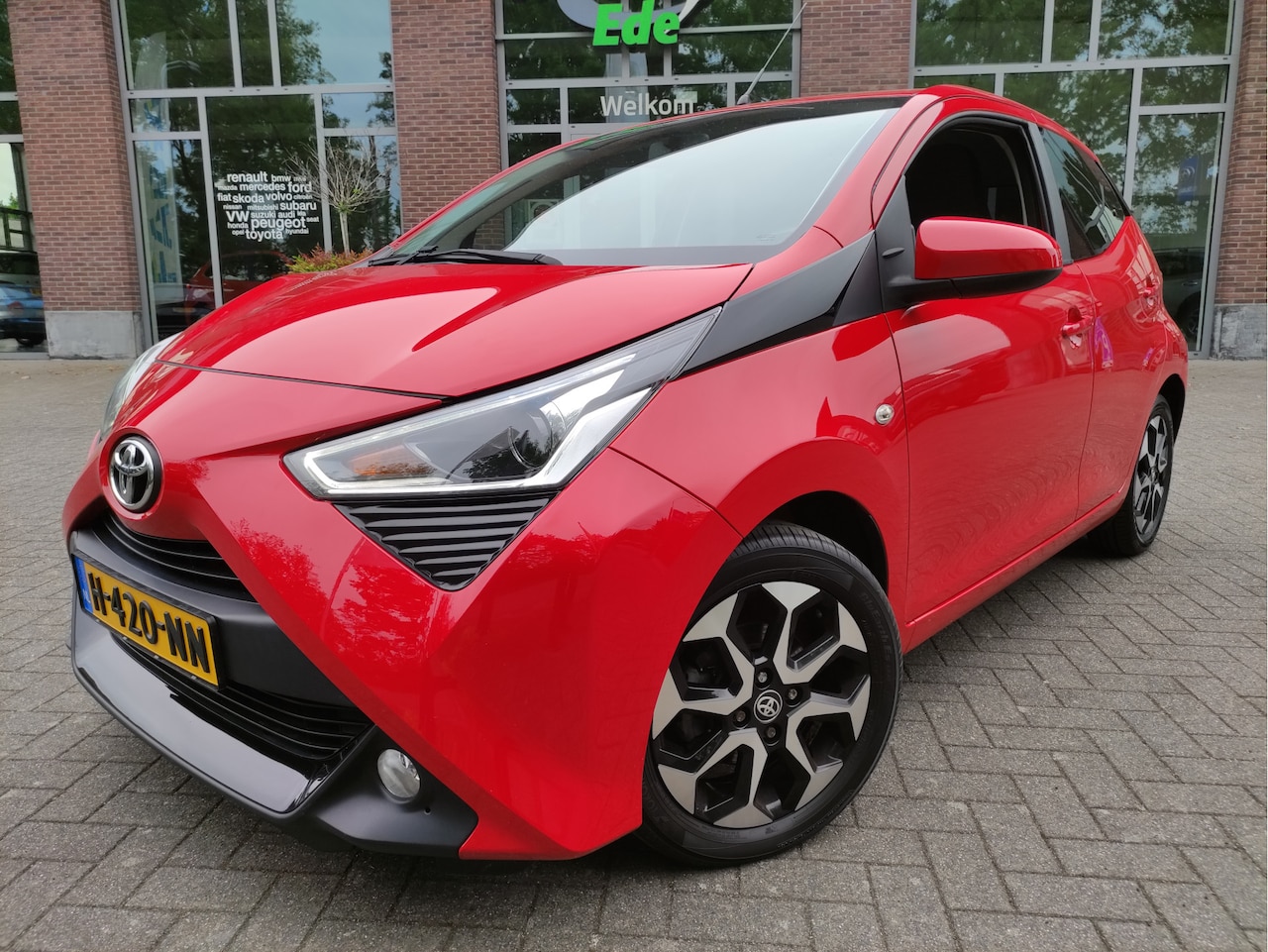 Toyota Aygo - 1.0 VVT-i x-joy 15Inch LMV - Afn.trekhaak - Climatronic -DAB - Achteruitrijcamera - Apple - AutoWereld.nl