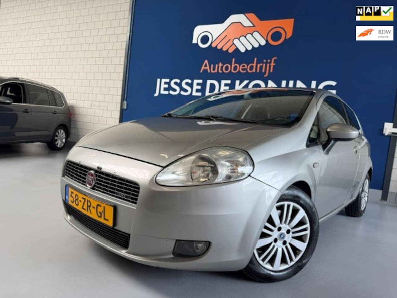 Fiat Grande Punto - 1.4-16V Ed. Lusso / bj.2008 / kleur: grijs / Airco / Sportvelgen / APK tot 06/2027 en NAP - AutoWereld.nl