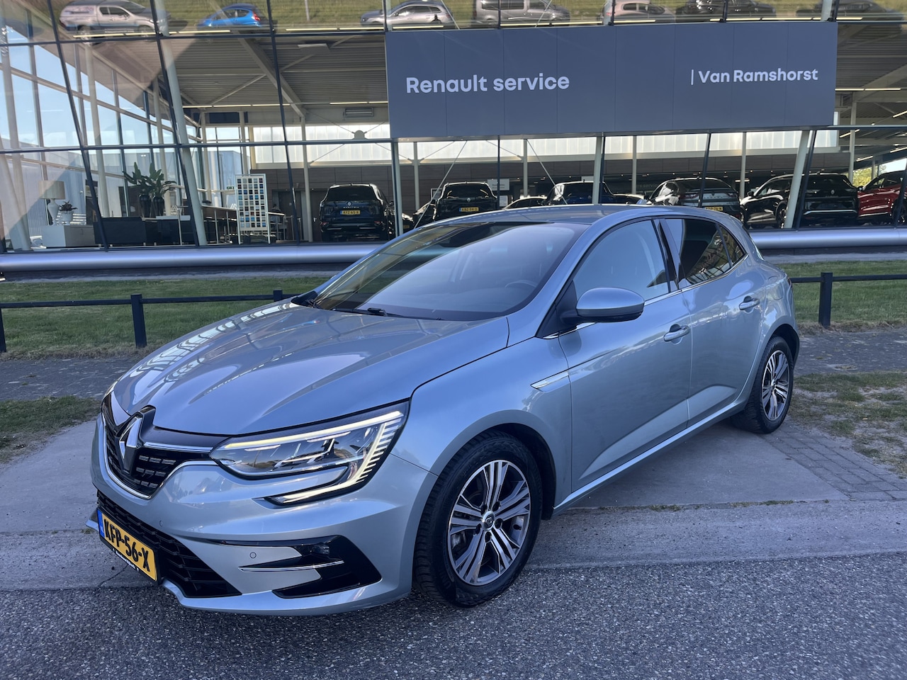 Renault Mégane E-Tech - 1.6 Plug-In Hybrid 160PK Business Edition One / Keyless / PDC V+A / Climate / LMV / - AutoWereld.nl