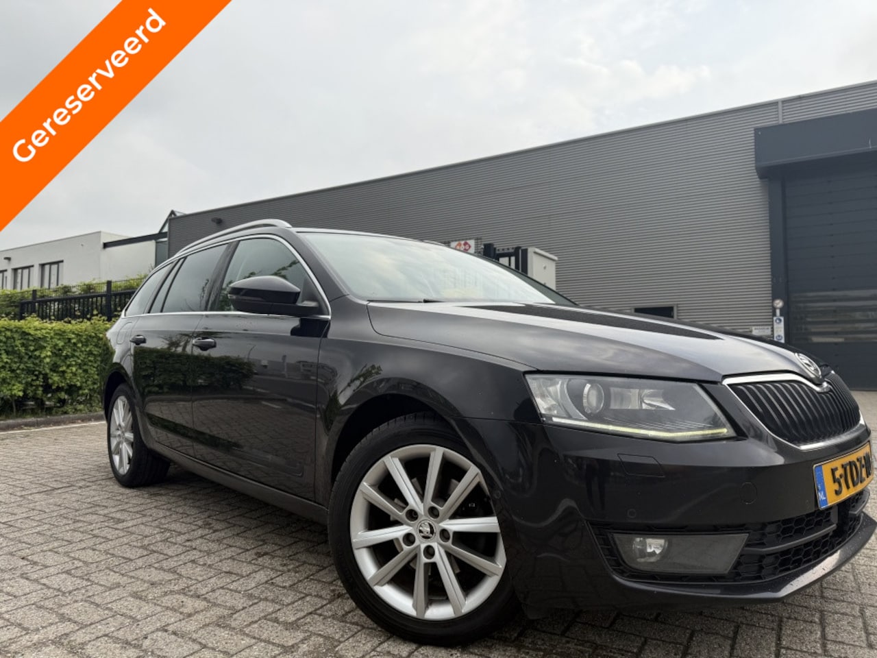 Skoda Octavia Combi - 1.6 TDI DSG Elegance Keyless ACC Stoelverw Xenon - AutoWereld.nl