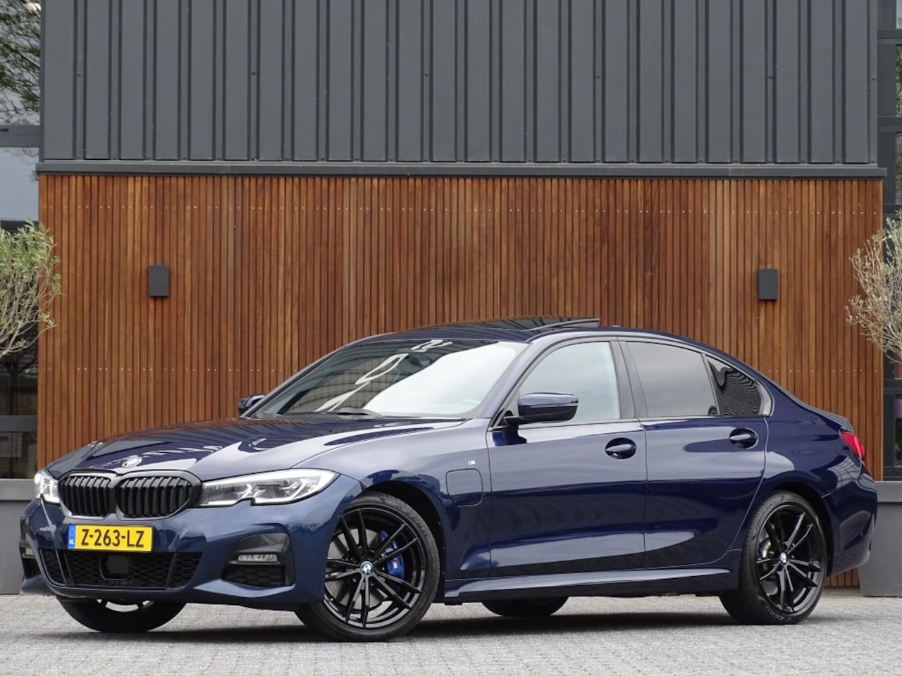 BMW 3-serie - 330e High Executive / M-Sport / pano / Laser / 19" - AutoWereld.nl