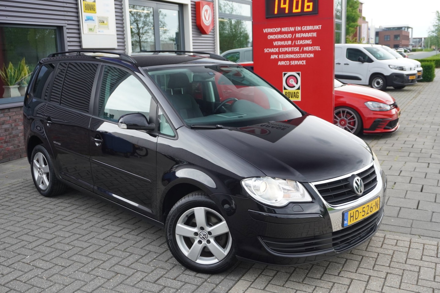 Volkswagen Touran - 1.6 Trendline 7p. / Trekhaak / Stoelverwarming / Cruise control - AutoWereld.nl