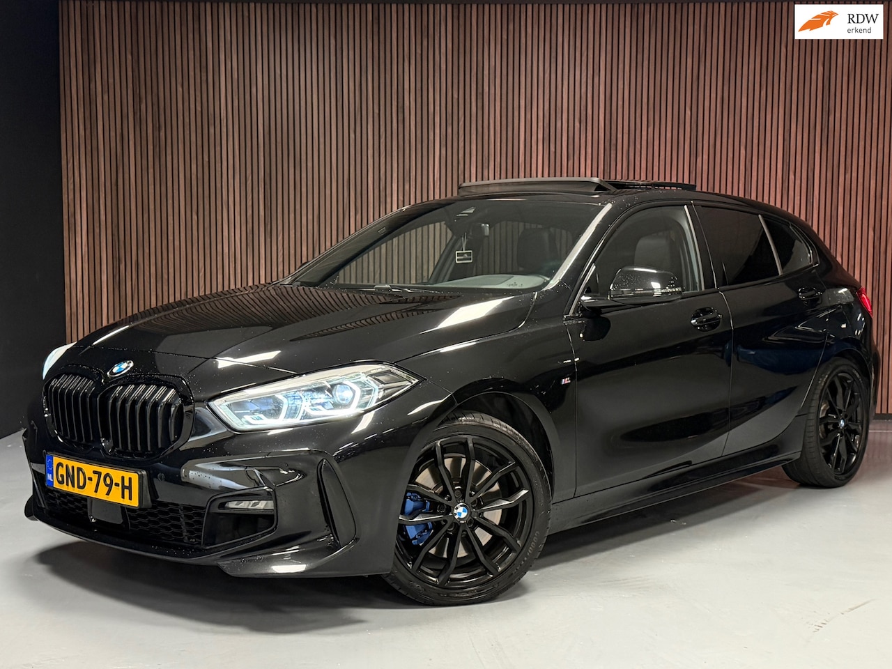 BMW 1-serie - 120i PANORAMADAK/VIRTUAL COCKPIT/M PAKKET/STOEL & STUURVERWARMING/APPLE CARPLAY/SFEERVERLI - AutoWereld.nl
