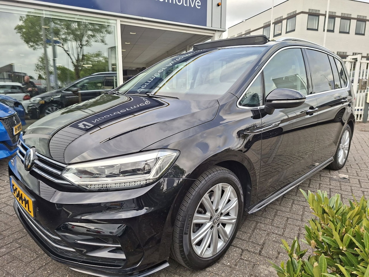Volkswagen Touran - 1.5 TSI Highline Business R 7p panoramadak / camera / trekhaak - AutoWereld.nl