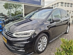 Volkswagen Touran - 1.5 TSI Highline Business R 7p panoramadak / camera / trekhaak