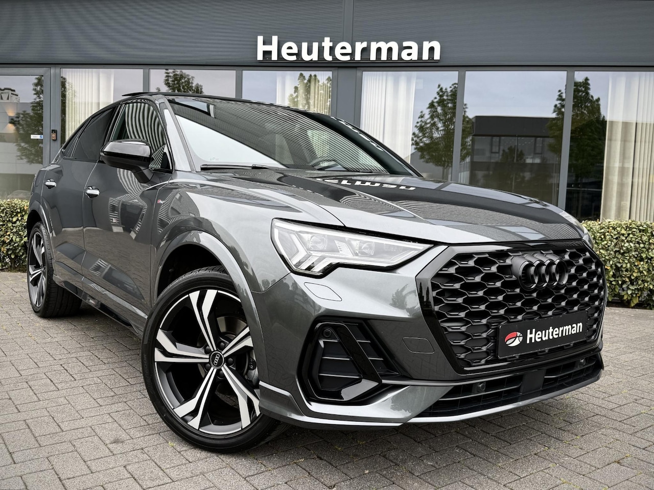 Audi Q3 Sportback - 35 TFSI S Line/ Panodak/ Trekhaak/ Leder/ Sfeer - AutoWereld.nl
