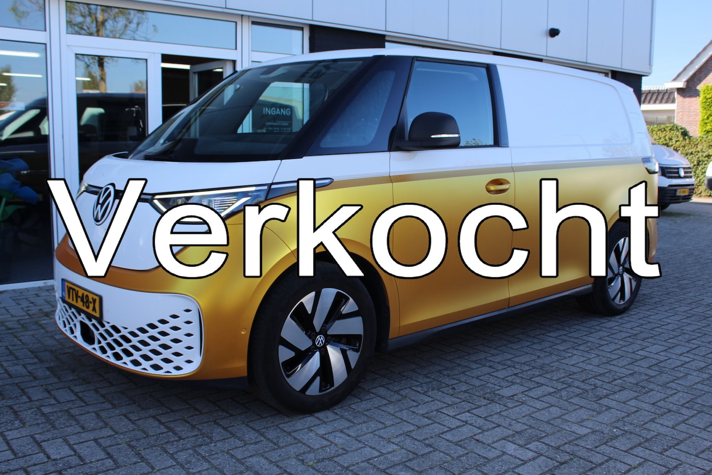 Volkswagen ID. Buzz Cargo - 150KW -- 77 kWh acccu WLTP 418KM ✓ SoH 99,4% ✓ 3-zits ✓ navigatie ✓ lm velgen - AutoWereld.nl