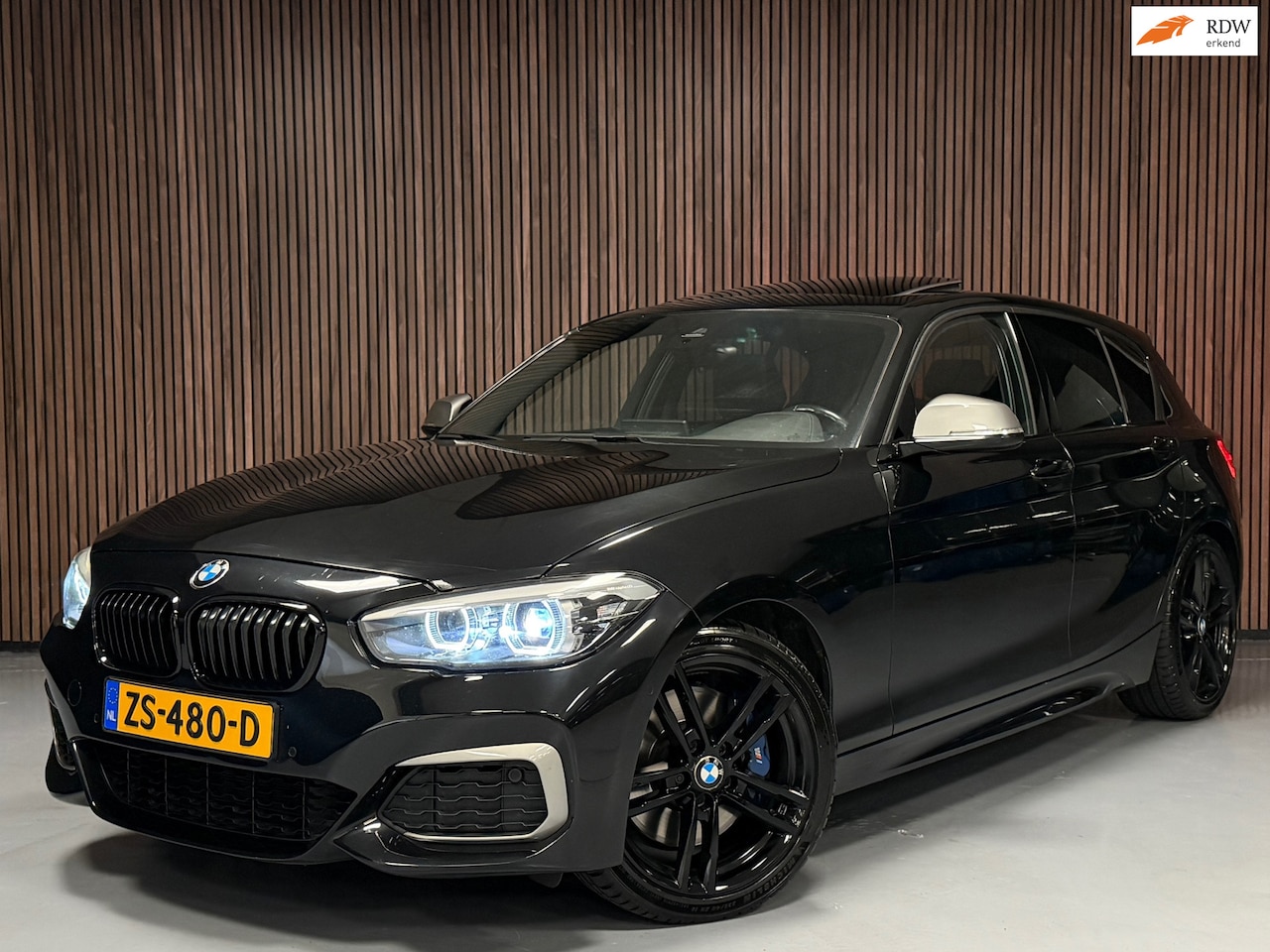 BMW 1-serie - M140i xDrive High Executive PANORAMADAK/LEER/M PAKKET/HARMAN KARDON/MEMORY/APPLE CARPLAY/S - AutoWereld.nl