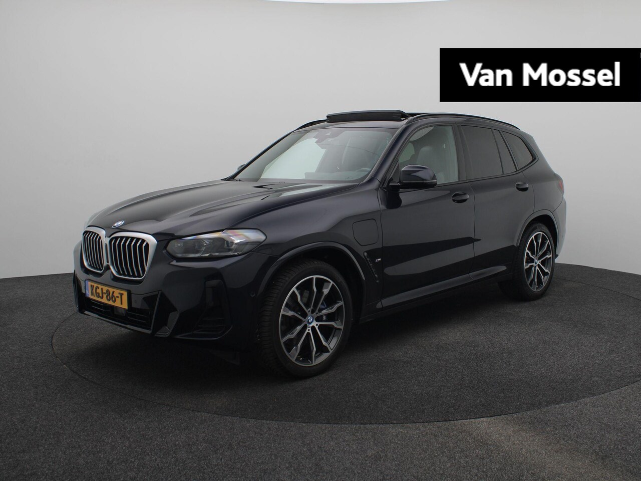 BMW X3 - xDrive30e High Executive | M-Sport | Comfort Access | Panoramadak | All Season Banden | - AutoWereld.nl
