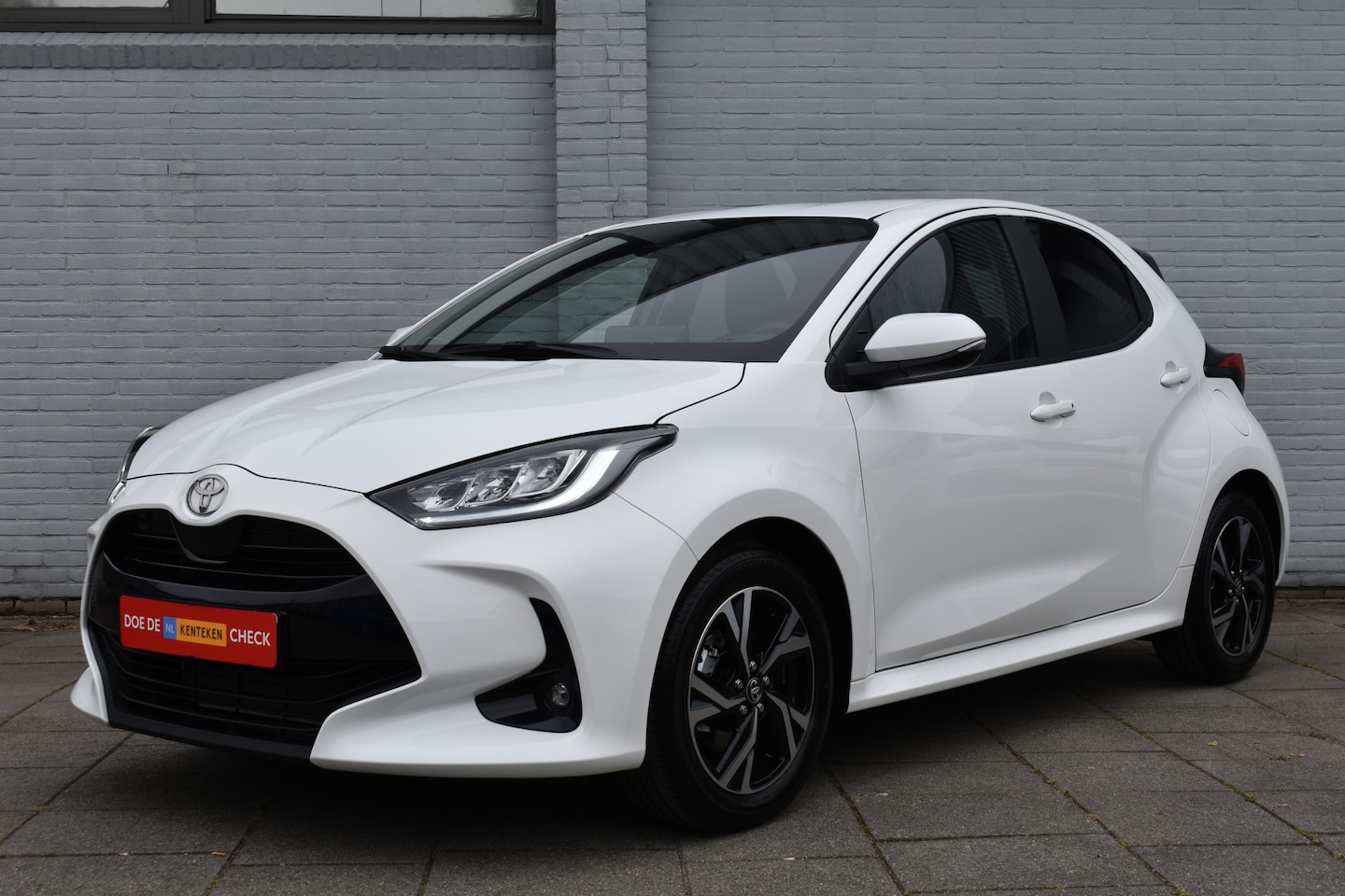 Toyota Yaris - 1.5 Hybrid 115 Dynamic Automaat 116pk | Keyless entry | Achteruitrijcamera | Lichtmetalen - AutoWereld.nl