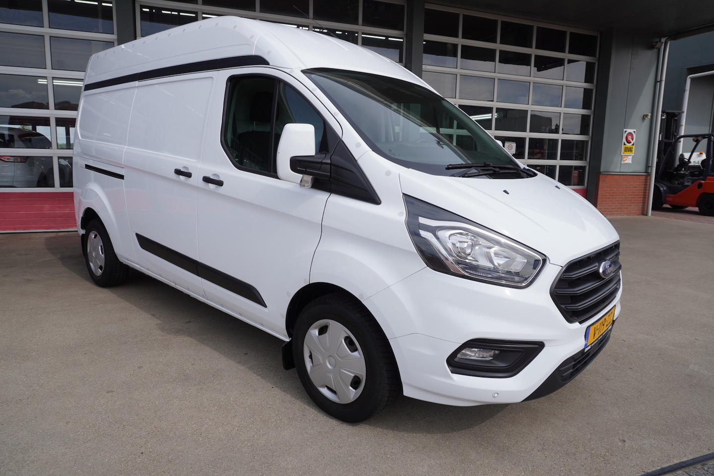 Ford Transit Custom - 320 2.0 TDCI 105PK L2H2 Trend nr. V021 | Airco | Cruise | Camera | Ideaal voor camperombou - AutoWereld.nl